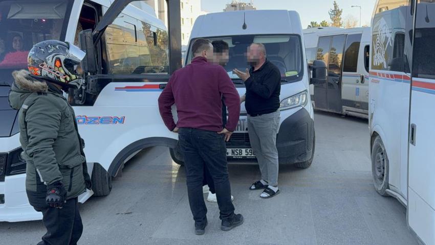 'Oğlum' dediği için dayak yedi! Kargocu ile dolmuş şoförü arasındaki kavga kamerada