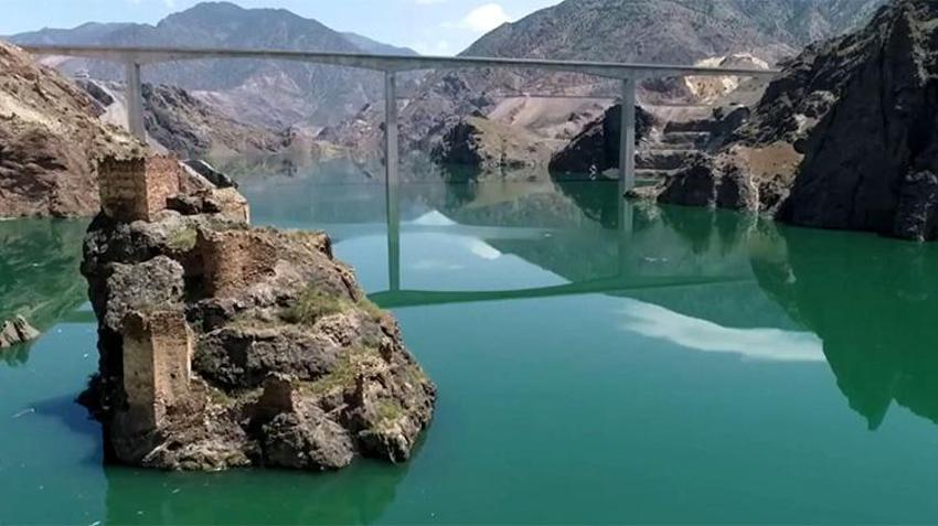Artvin'de su altındaki tarihi kaleye kanoyla yolculuk