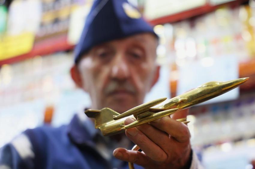 Pilot olma hayalini gerçekleştiremeyince kendini bu işe adadı! 60 yıldır hiç bıkmadan yapıyor