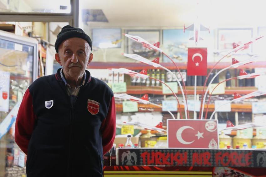 Pilot olma hayalini gerçekleştiremeyince kendini bu işe adadı! 60 yıldır hiç bıkmadan yapıyor