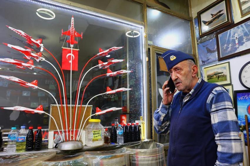 Pilot olma hayalini gerçekleştiremeyince kendini bu işe adadı! 60 yıldır hiç bıkmadan yapıyor