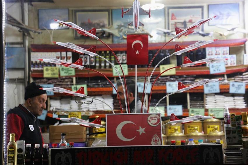 Pilot olma hayalini gerçekleştiremeyince kendini bu işe adadı! 60 yıldır hiç bıkmadan yapıyor