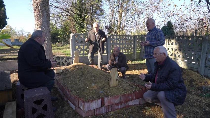 Samsun'da sadık köpek sahibini mezarda da yalnız bırakmıyor! Görenleri duygulandıran manzara