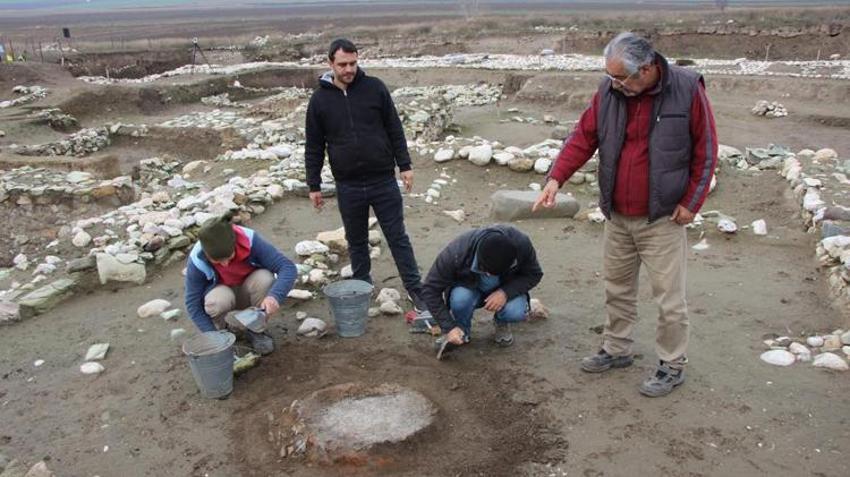 Amasya'nın köyünde keşfedildi! Toprağın içinden çıkanları görünce profesör inanamadı