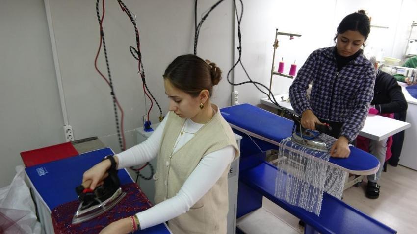 Gaziantep'te kiraladığı gelinlikle hayatı değişti! Hurdacıdan aldığı makineyle üretime başladı: Şimdi 81 ile ürün gönderiyor!