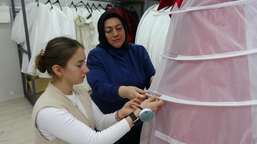 Gaziantep'te kiraladığı gelinlikle hayatı değişti! Hurdacıdan aldığı makineyle üretime başladı: Şimdi 81 ile ürün gönderiyor!