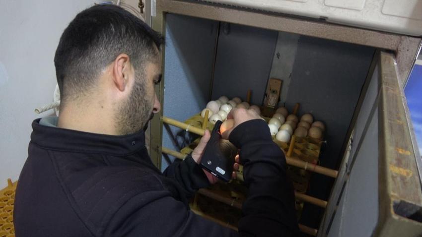 Maddi imkansızlık sebebiyle hayalini ertelemek yerine mühendislik bilgisini konuşturdu! Atık malzemelerden kendi makinesini üretti, kendi fabrikasını kurdu