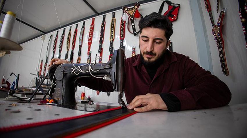Konteynerde üretiyor, 20 ülkeye ihracat yapıyor! Depremde dükkanı yıkıldı ama o vazgeçmedi: Hepsi el emeği yüzde 100 deriden yapılıyor