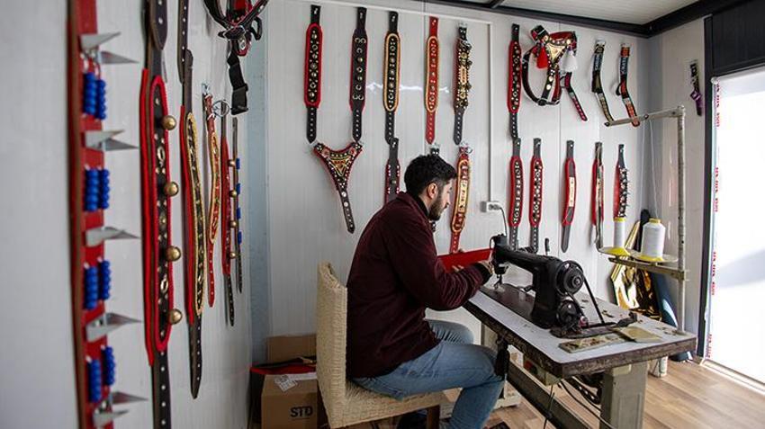 Konteynerde üretiyor, 20 ülkeye ihracat yapıyor! Depremde dükkanı yıkıldı ama o vazgeçmedi: Hepsi el emeği yüzde 100 deriden yapılıyor