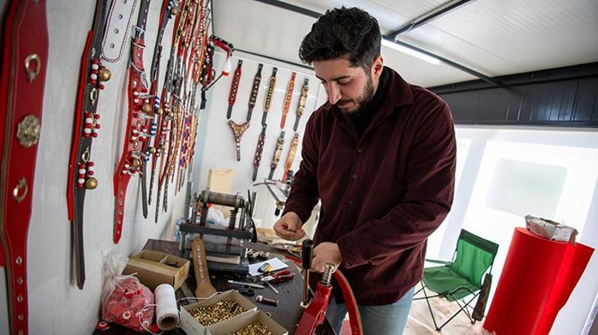 Konteynerde üretiyor, 20 ülkeye ihracat yapıyor! Depremde dükkanı yıkıldı ama o vazgeçmedi: Hepsi el emeği yüzde 100 deriden yapılıyor