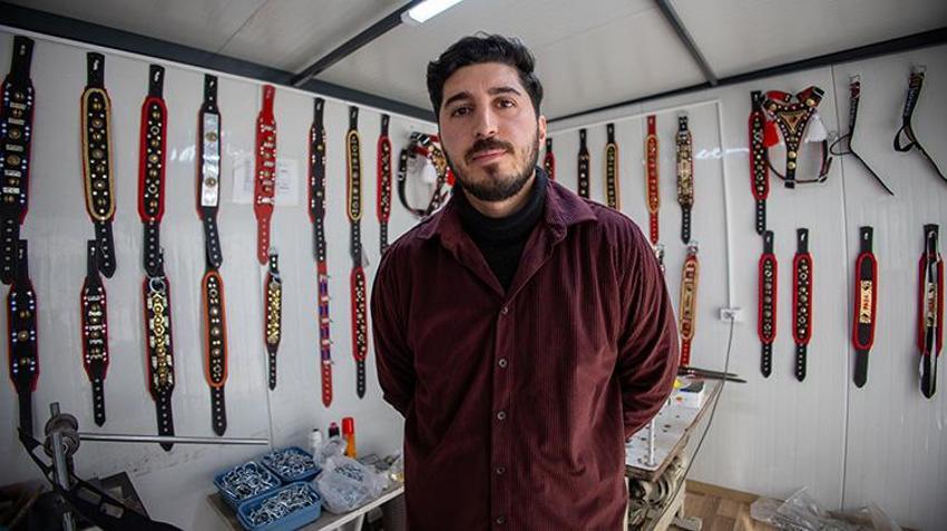 Konteynerde üretiyor, 20 ülkeye ihracat yapıyor! Depremde dükkanı yıkıldı ama o vazgeçmedi: Hepsi el emeği yüzde 100 deriden yapılıyor