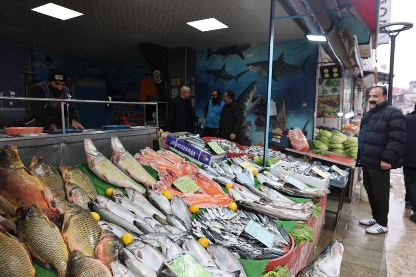 Elazığlılar soğuk havada oraya akın etti: Tezgahlarda bolluk var! İşte hamsi, somon ve alabalıkta son fiyatlar
