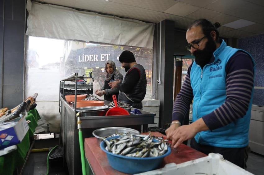 Elazığlılar soğuk havada oraya akın etti: Tezgahlarda bolluk var! İşte hamsi, somon ve alabalıkta son fiyatlar