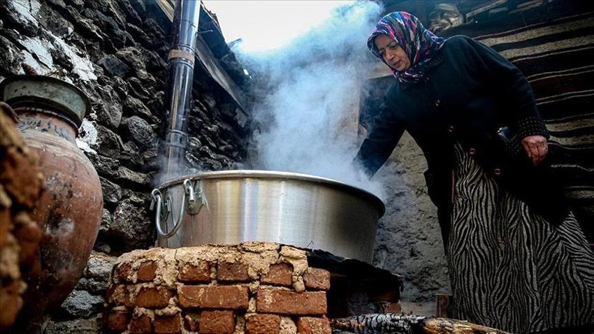 Bursa'da erkekler ormandan bedavaya toplayıp eşlerine yaptırıyor! İnternetten tanesi 500 liraya satılıyor