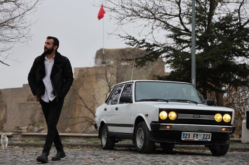 Görenler gözlerine inanamıyor: Bu arabaya binmenin şartı bir şartı var!