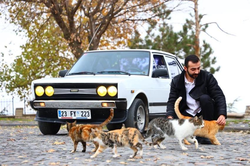 Görenler gözlerine inanamıyor: Bu arabaya binmenin şartı bir şartı var!