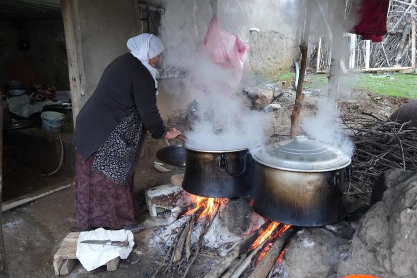 Kış kapıda, kazanlar kuruldu! Muş'ta imece usulü kavurma telaşı başladı: Gelenek yıllardır bozulmuyor