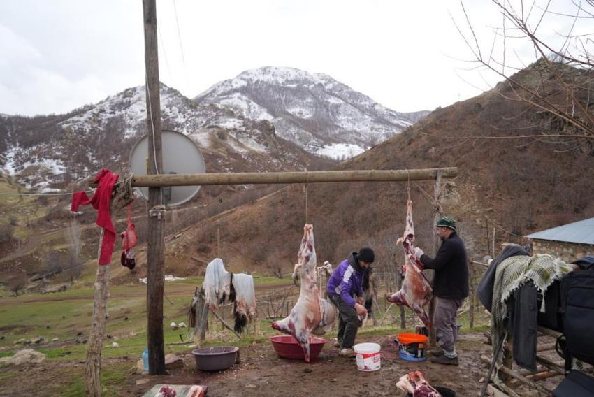 Kış kapıda, kazanlar kuruldu! Muş'ta imece usulü kavurma telaşı başladı: Gelenek yıllardır bozulmuyor