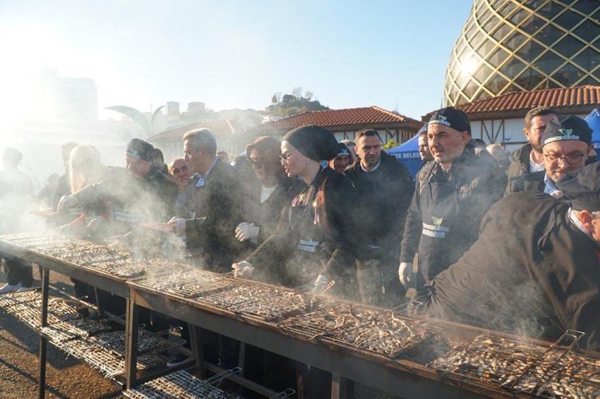 Rize'de 8’inci Hamsi Festivali! Binlerce kişi katıldı, 2 saatte 2 ton hamsi tüketildi