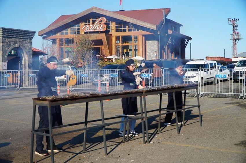 Rize'de 8’inci Hamsi Festivali! Binlerce kişi katıldı, 2 saatte 2 ton hamsi tüketildi