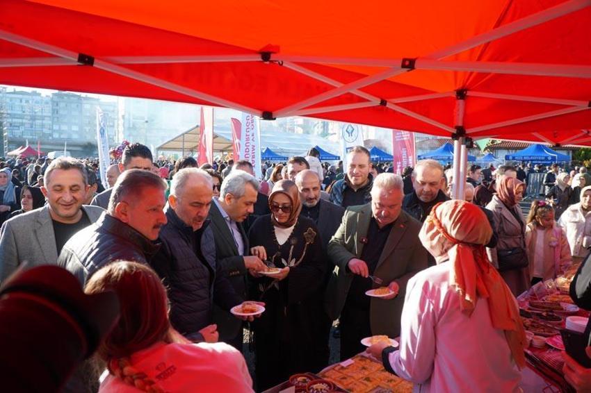 Rize'de 8’inci Hamsi Festivali! Binlerce kişi katıldı, 2 saatte 2 ton hamsi tüketildi