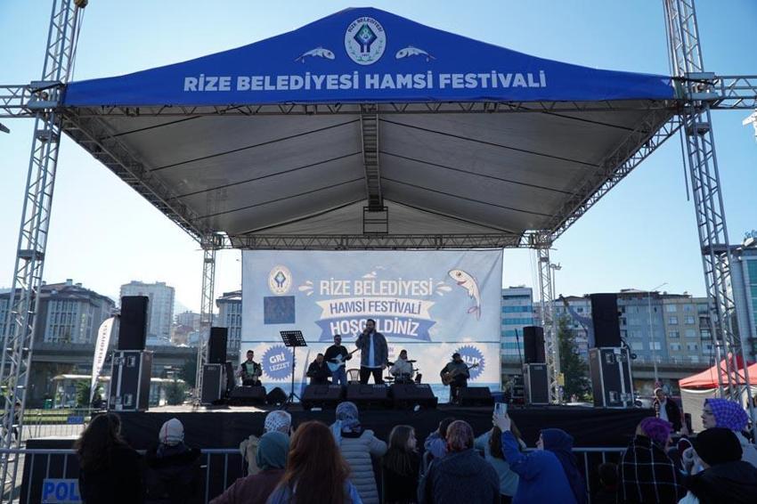 Rize'de 8’inci Hamsi Festivali! Binlerce kişi katıldı, 2 saatte 2 ton hamsi tüketildi