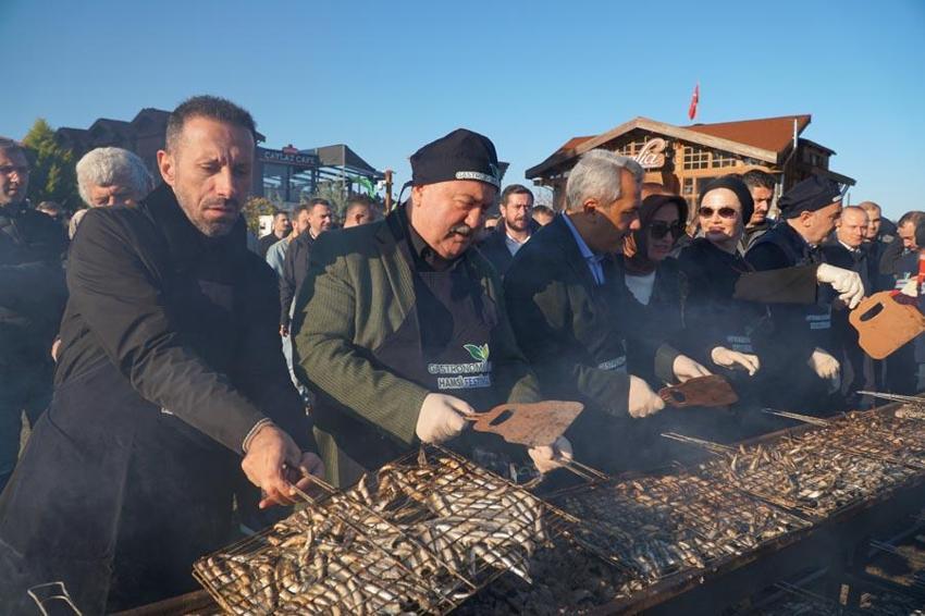 Rize'de 8’inci Hamsi Festivali! Binlerce kişi katıldı, 2 saatte 2 ton hamsi tüketildi