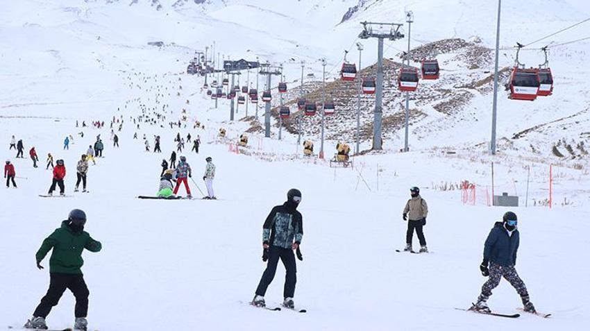 Erciyes kapıları dolu olarak açtı! İlk hafta sonunda kayak merkezi tıklım tıklım
