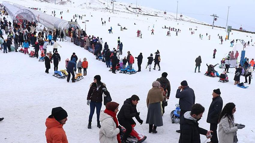 Erciyes kapıları dolu olarak açtı! İlk hafta sonunda kayak merkezi tıklım tıklım