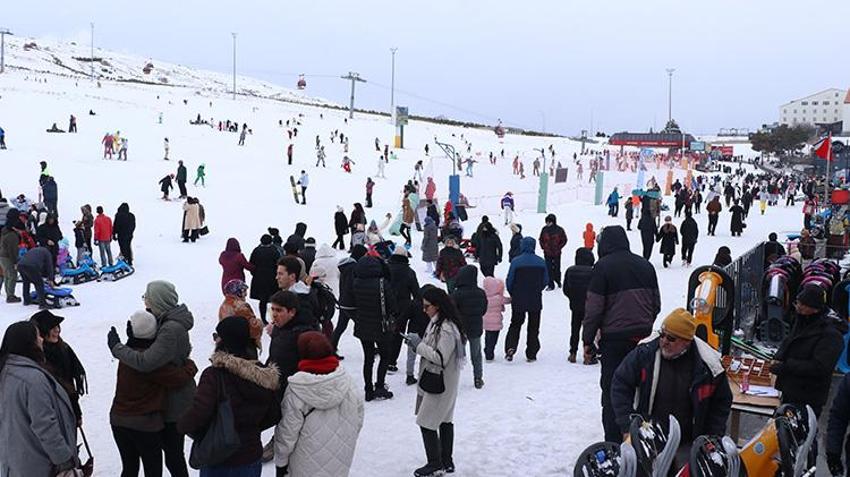 Erciyes kapıları dolu olarak açtı! İlk hafta sonunda kayak merkezi tıklım tıklım