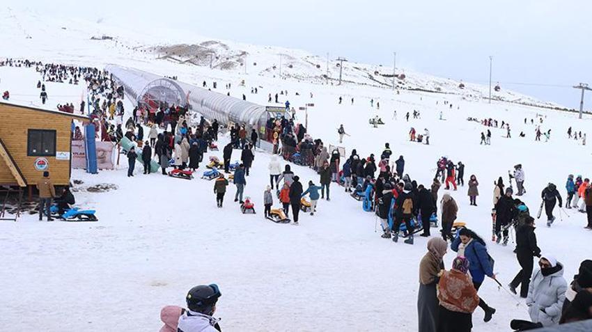 Erciyes kapıları dolu olarak açtı! İlk hafta sonunda kayak merkezi tıklım tıklım