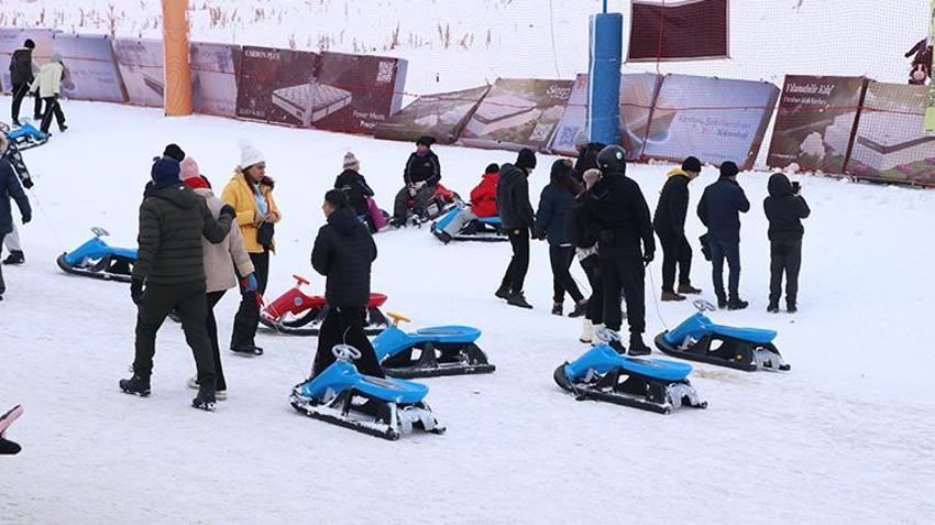 Erciyes kapıları dolu olarak açtı! İlk hafta sonunda kayak merkezi tıklım tıklım