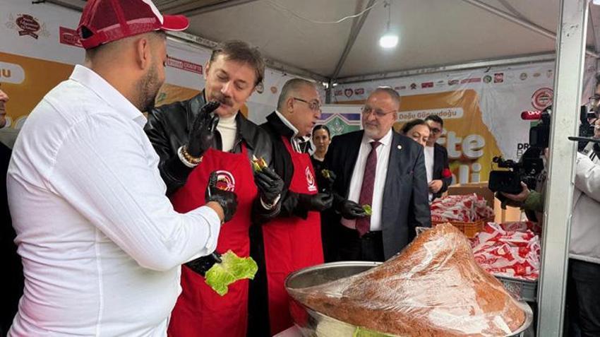 Bahçelievler'de çiğköfte su gibi aktı! 5 ton çiğköfte ücretsiz dağıtıldı