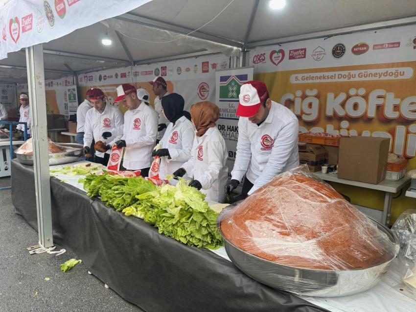 Bahçelievler'de çiğköfte su gibi aktı! 5 ton çiğköfte ücretsiz dağıtıldı