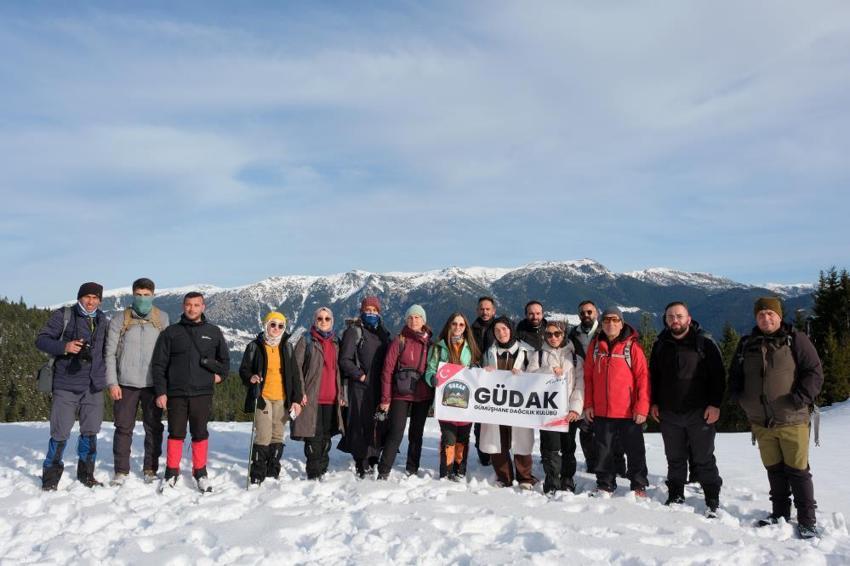 Kimi evinde oturdu, onlar karla kaplı zirveleri seçti: Gümüşhane’de kartpostallık görüntüler: Karlar altında Torul’da12 kilometre yürüdüler
