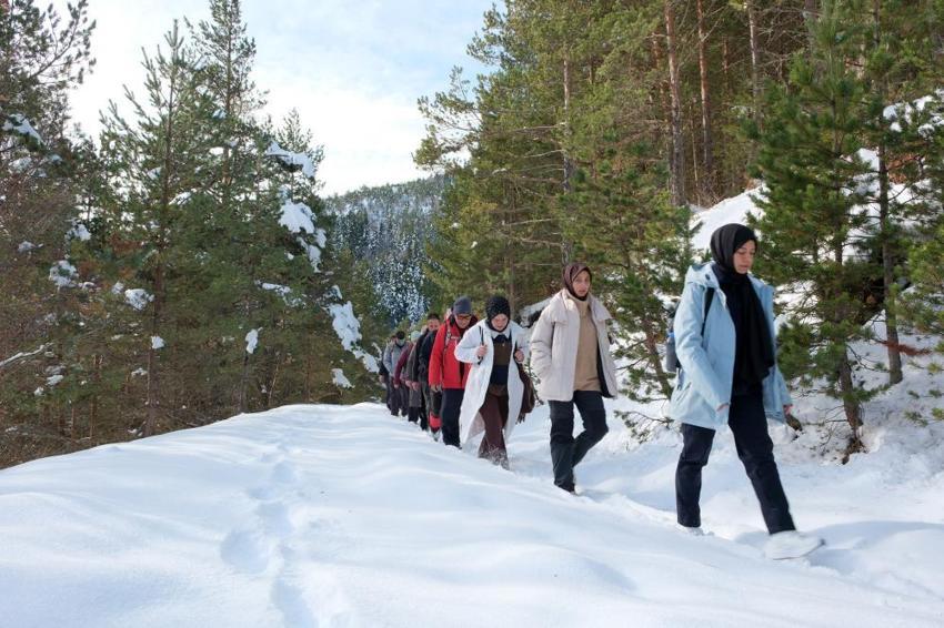 Kimi evinde oturdu, onlar karla kaplı zirveleri seçti: Gümüşhane’de kartpostallık görüntüler: Karlar altında Torul’da12 kilometre yürüdüler
