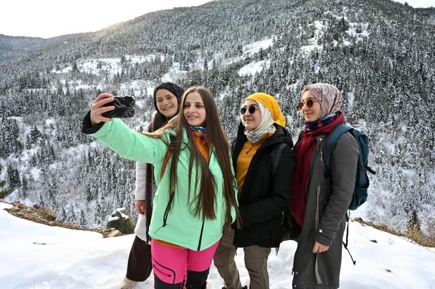 Kimi evinde oturdu, onlar karla kaplı zirveleri seçti: Gümüşhane’de kartpostallık görüntüler: Karlar altında Torul’da12 kilometre yürüdüler