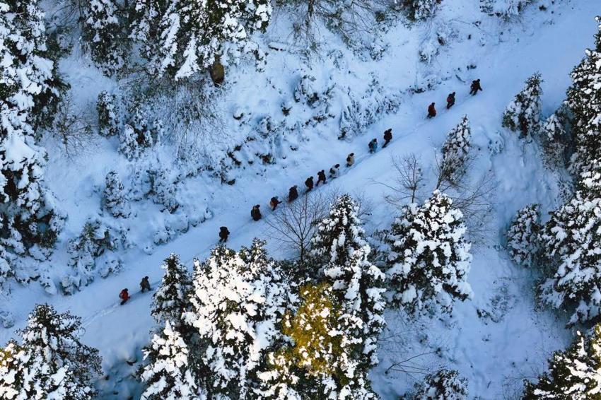 Kimi evinde oturdu, onlar karla kaplı zirveleri seçti: Gümüşhane’de kartpostallık görüntüler: Karlar altında Torul’da12 kilometre yürüdüler