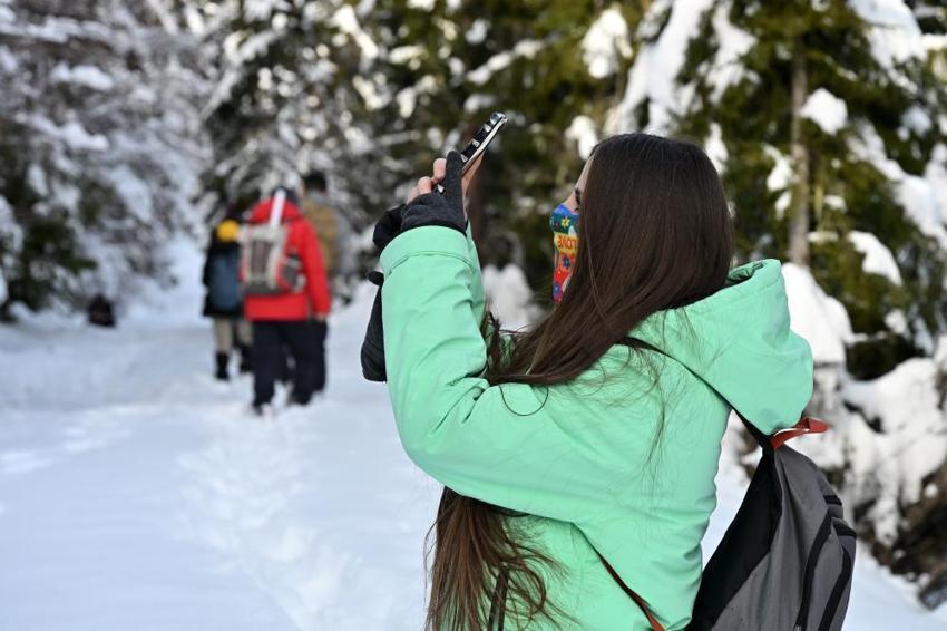 Kimi evinde oturdu, onlar karla kaplı zirveleri seçti: Gümüşhane’de kartpostallık görüntüler: Karlar altında Torul’da12 kilometre yürüdüler
