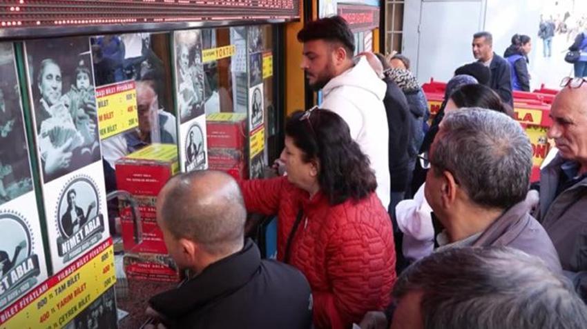 Türkiye'nin yılbaşı klasiği değişmiyor: Kuyruk giderek uzuyor