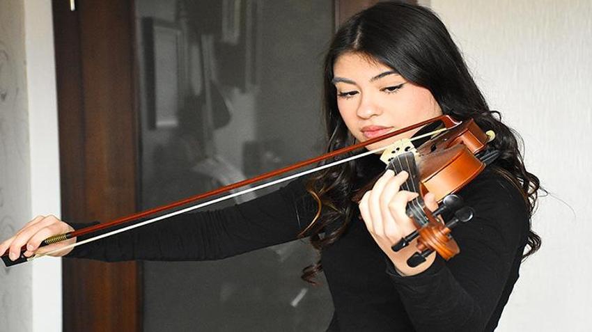 14 yaşındaki Ceren’den büyük başarı! Oyuncak kemanla başladı, dünyaya adını duyurdu