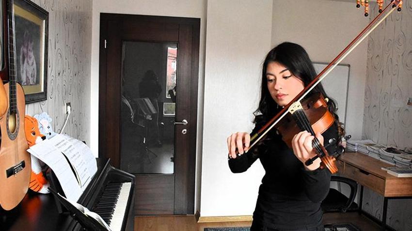 14 yaşındaki Ceren’den büyük başarı! Oyuncak kemanla başladı, dünyaya adını duyurdu