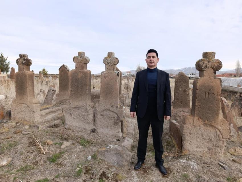 Fincan, ibrik ve hayat ağacı... Kayseri’de bin yıllık mezar taşlarının sır çözüldü! Semboller tek bir öne işaret ediyor