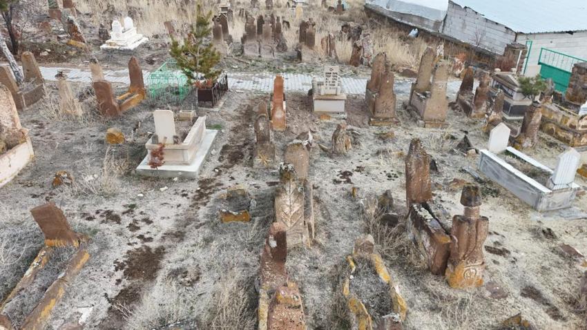 Fincan, ibrik ve hayat ağacı... Kayseri’de bin yıllık mezar taşlarının sır çözüldü! Semboller tek bir öne işaret ediyor