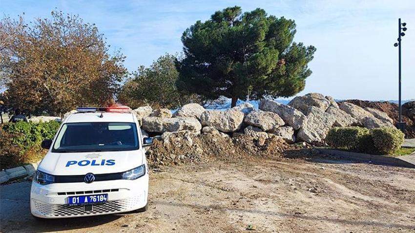Adana'da bir bölge kayalarla kapatıldı! Giriş yasağı getirildi, polis nöbette