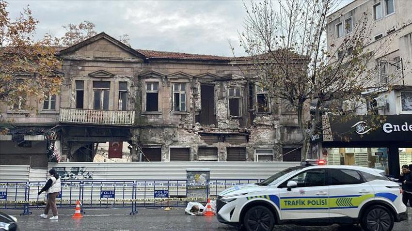 Edremit'te etkili olan yağış asırlık binada hasara neden oldu