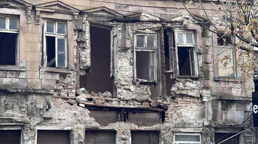 Edremit'te etkili olan yağış asırlık binada hasara neden oldu