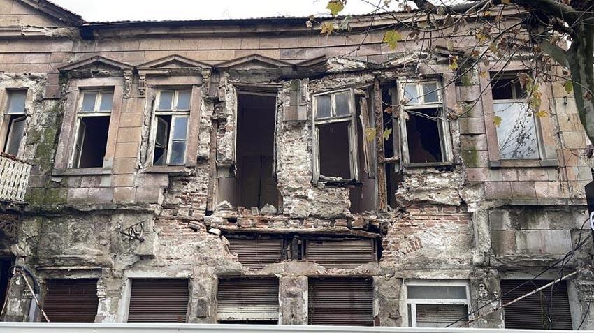 Edremit'te etkili olan yağış asırlık binada hasara neden oldu