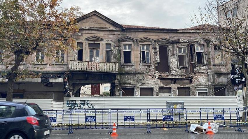 Edremit'te etkili olan yağış asırlık binada hasara neden oldu