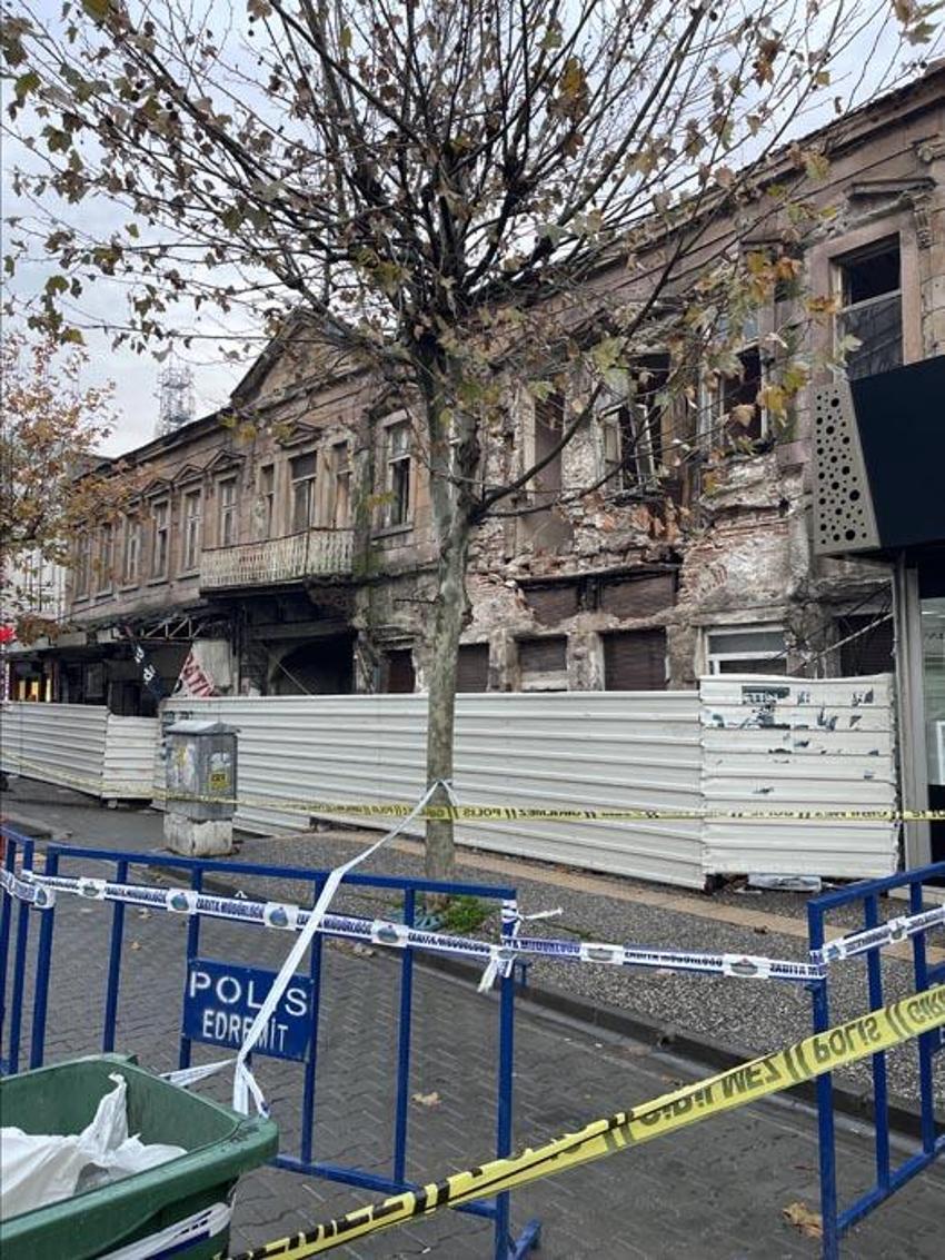 Edremit'te etkili olan yağış asırlık binada hasara neden oldu